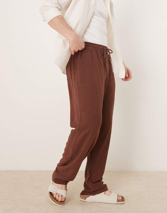 ASOS DESIGN baggy fit linneblandade byxor med elastisk midja i brun - Image 3