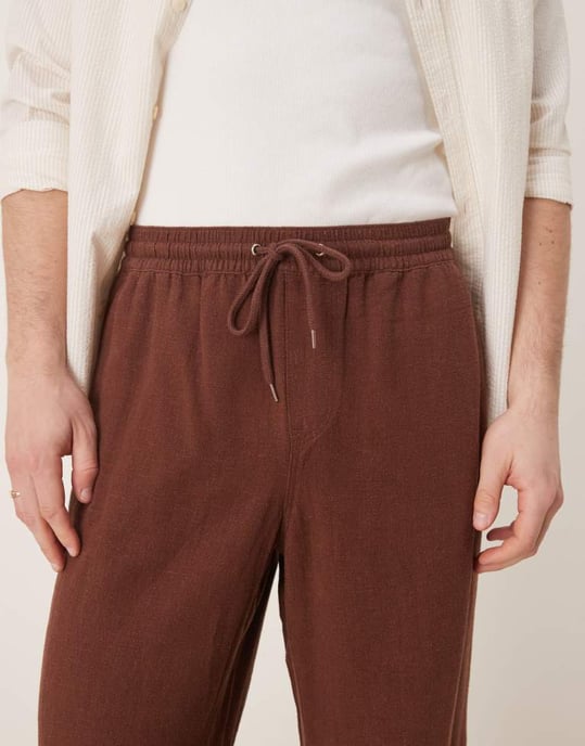 ASOS DESIGN baggy fit linneblandade byxor med elastisk midja i brun - Image 4