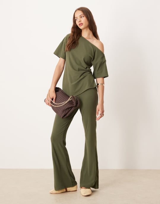 ASOS DESIGN borstad fin ribbad vid byxa co-ord i khaki - Image 1
