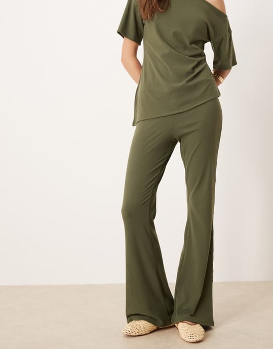 ASOS DESIGN borstad fin ribbad vid byxa co-ord i khaki - Image 2