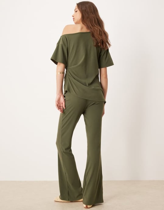 ASOS DESIGN borstad fin ribbad vid byxa co-ord i khaki - Image 4