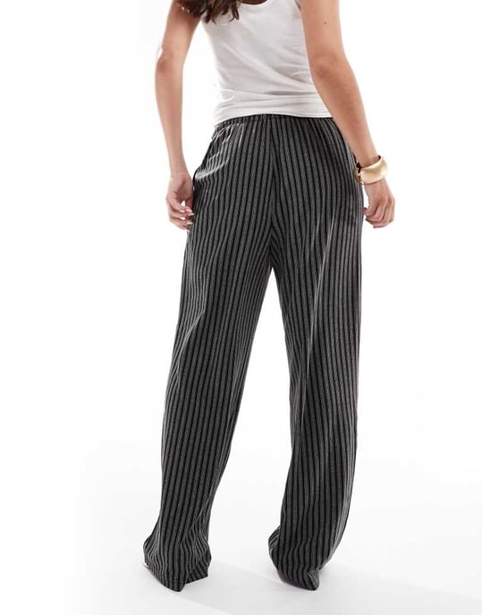 Vero Moda byxor med dragband och vida ben i svart randig mönster - Image 4