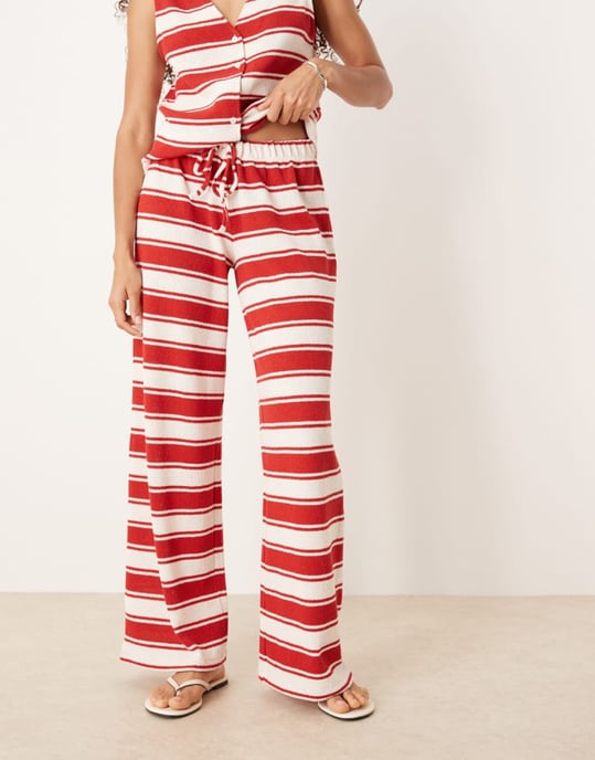 ASOS DESIGN koord vidbenad byxa i röd och krämstripe - Image 2