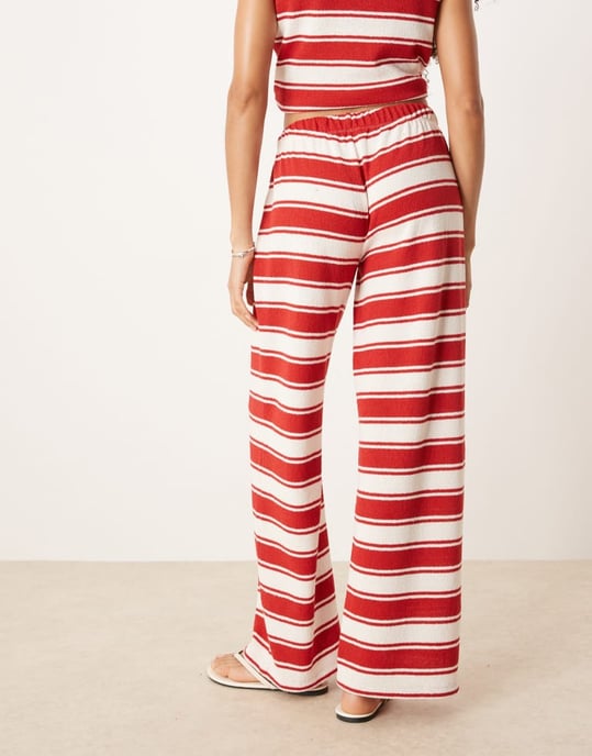 ASOS DESIGN koord vidbenad byxa i röd och krämstripe - Image 3