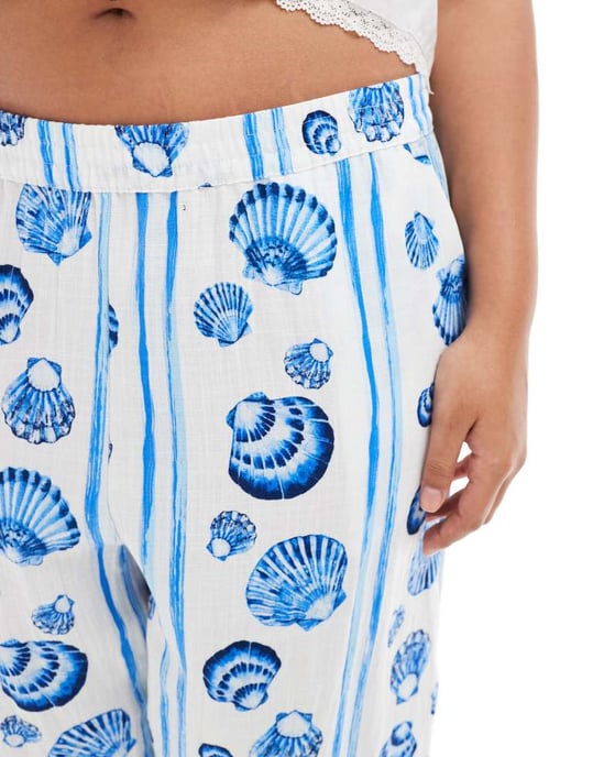 Vero Moda Curve vida byxor i blå snäcktryck - Image 3