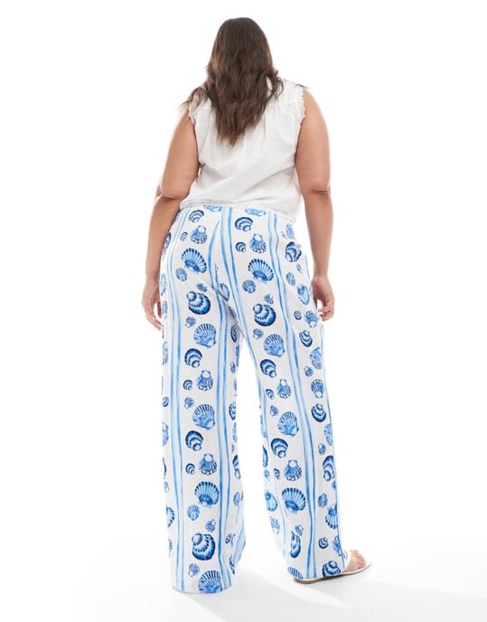 Vero Moda Curve vida byxor i blå snäcktryck - Image 4