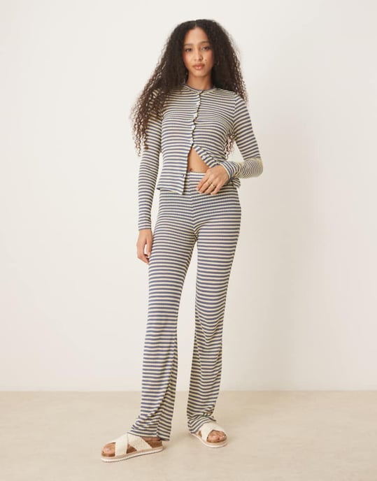 ASOS DESIGN stickad byxa med vida ben i blå och gul rand - Image 1