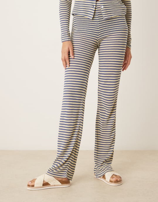 ASOS DESIGN stickad byxa med vida ben i blå och gul rand - Image 4