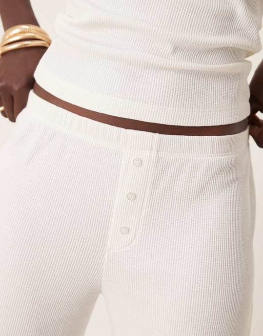 ASOS DESIGN vida ben våffelbyxa i krämfärg - Image 3