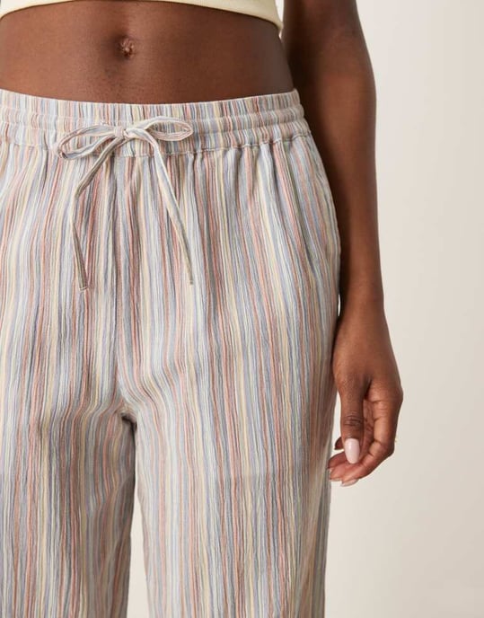 ASOS DESIGN strukturerade linne-liknande vida byxor med resår i flerfärgad rand - Image 4