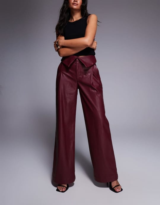 ASOS DESIGN läderliknande vida byxor med vikbar midja i burgundy - Image 1