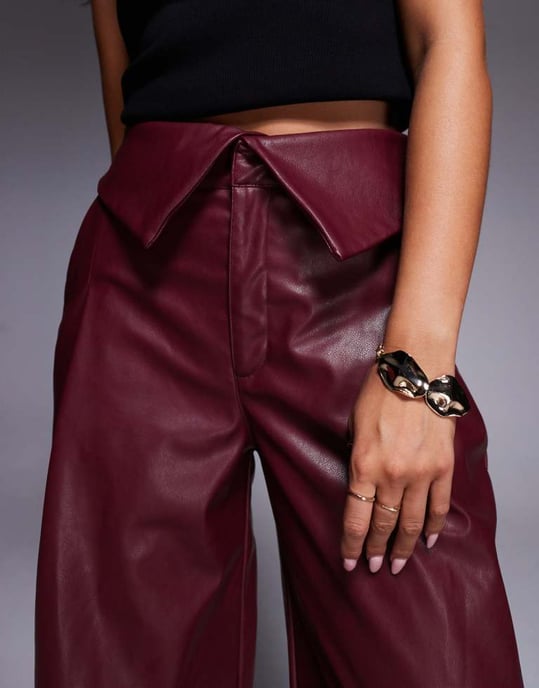 ASOS DESIGN läderliknande vida byxor med vikbar midja i burgundy - Image 2