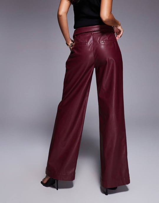 ASOS DESIGN läderliknande vida byxor med vikbar midja i burgundy - Image 3