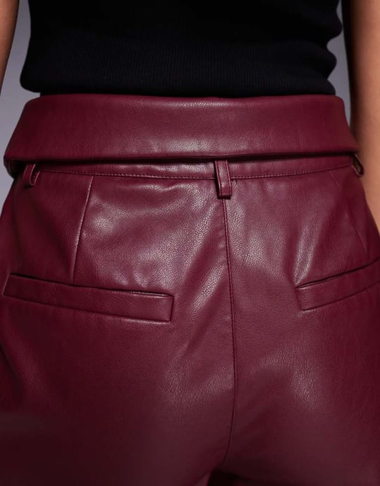 ASOS DESIGN läderliknande vida byxor med vikbar midja i burgundy - Image 4