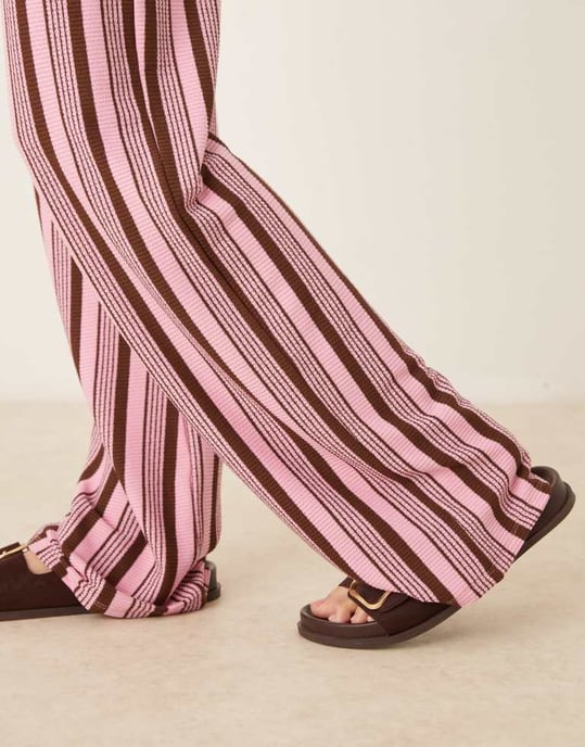 ASOS DESIGN bredbenad byxdress i rosa och chokladrand - Image 4