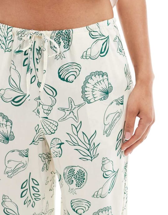 Vero Moda Lätta knytmidja vida byxor i samtalstrykt mönster - Image 2
