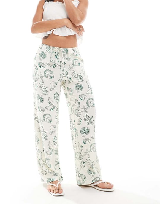 Vero Moda Lätta knytmidja vida byxor i samtalstrykt mönster - Image 3