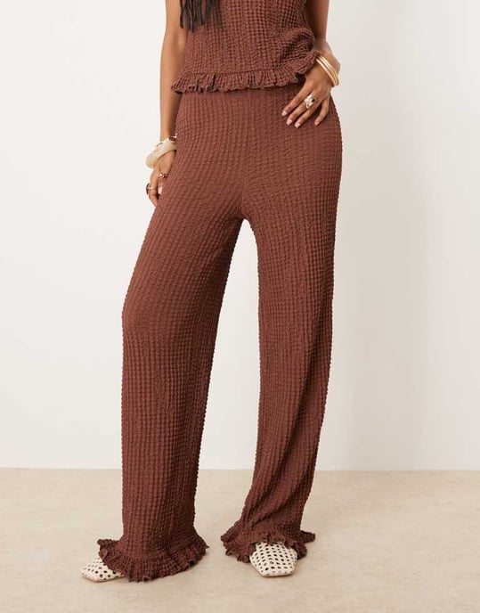ASOS DESIGN volangkant texturerade vida byxor co ord i brun - Image 2