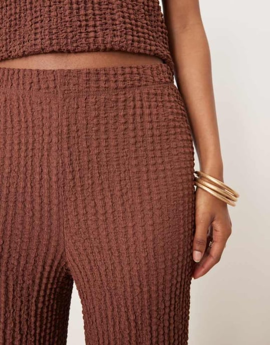 ASOS DESIGN volangkant texturerade vida byxor co ord i brun - Image 3