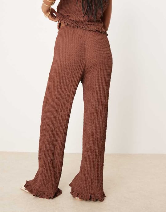 ASOS DESIGN volangkant texturerade vida byxor co ord i brun - Image 4