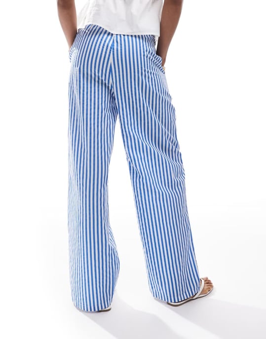 Vero Moda Tall byxa med dubbel midja och vida ben i blå rand. - Image 3