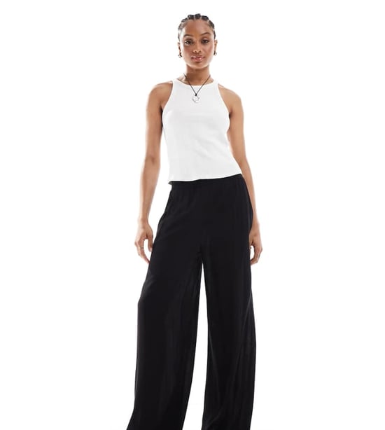 Vero Moda Tall högmidjade svängda vida byxor i svart - Image 1