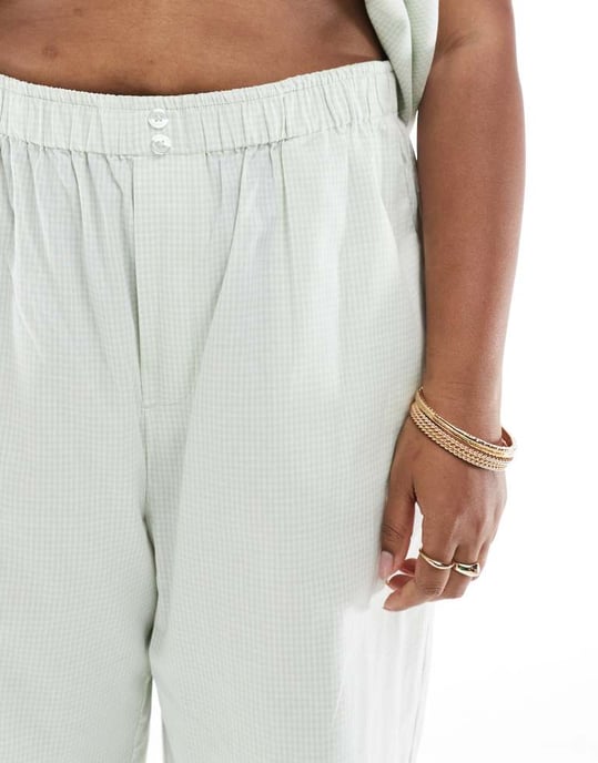 ONLY Curve rymliga boxerbyxor med detaljer i grön rutigt - Image 4