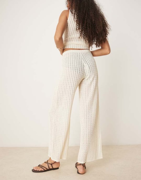 ASOS DESIGN halvgenomskinlig koordinerad texturerad virkade vida byxor i cream - Image 3