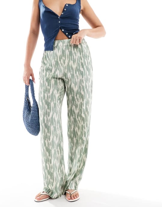Vero Moda Lätta högmidjade vida byxor i abstrakt grön mönster - Image 3
