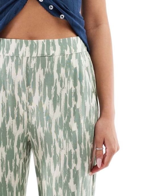 Vero Moda Lätta högmidjade vida byxor i abstrakt grön mönster - Image 4