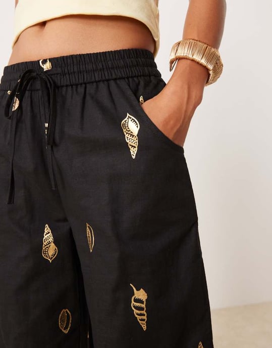 Never Fully Dressed Petite guldskal vida byxor i svart - Image 3