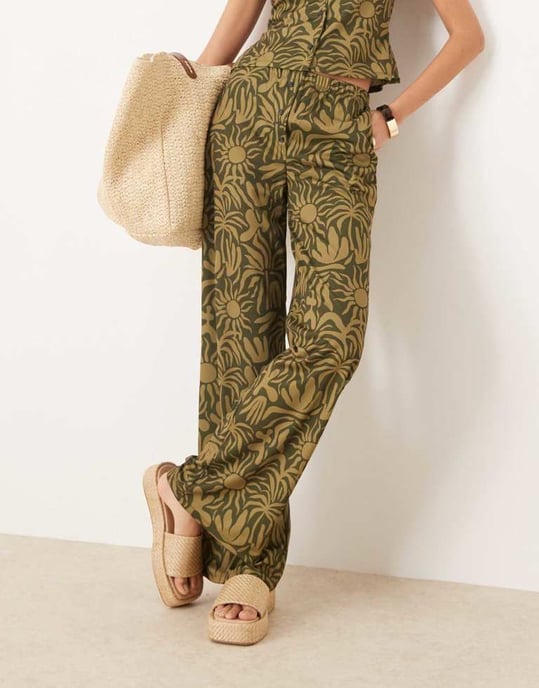 ASOS DESIGN vida byxa med blommönster i khaki - Image 2