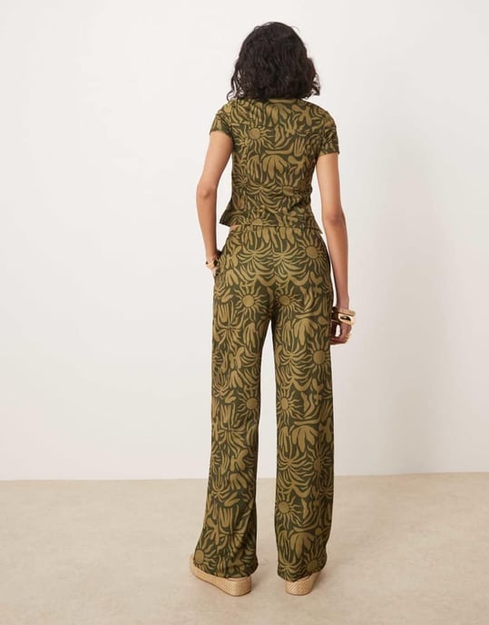 ASOS DESIGN vida byxa med blommönster i khaki - Image 4