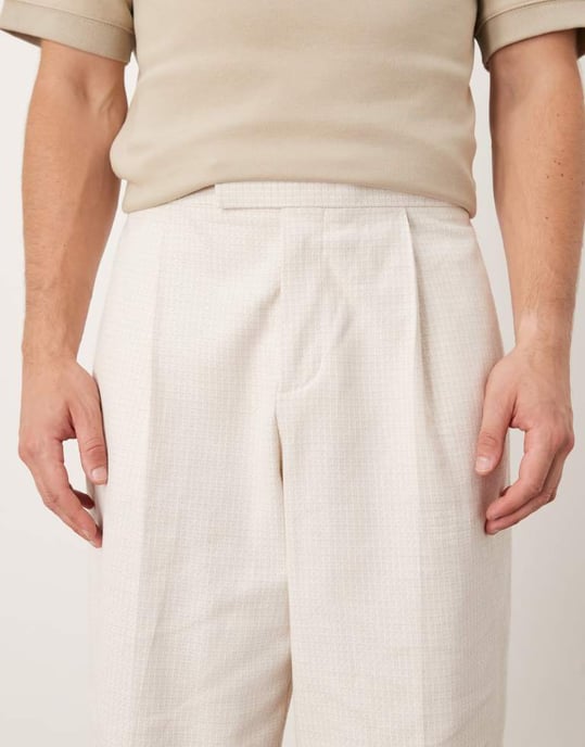 ASOS DESIGN avslappnade smarta vida byxor med framveck i beige textur och elastisk midja - Image 4