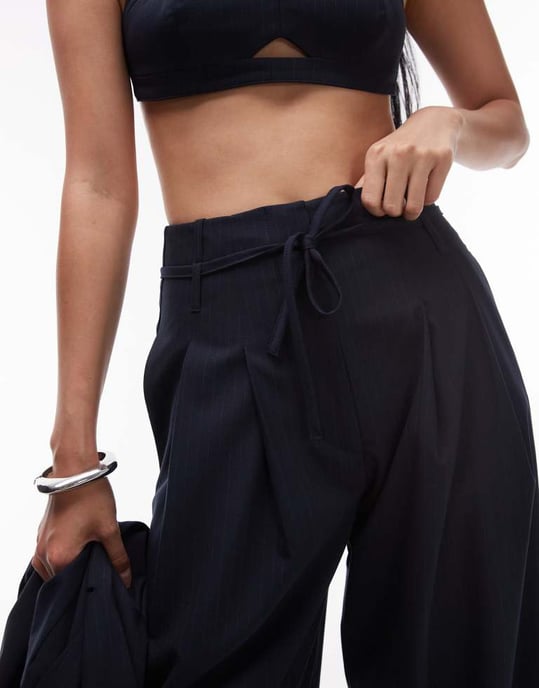 ASOS DESIGN vida ben plisserade byxor i marinrandig - Image 3
