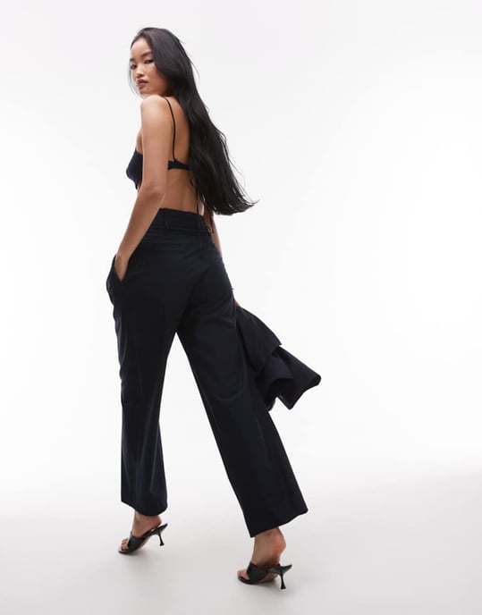 ASOS DESIGN vida ben plisserade byxor i marinrandig - Image 4