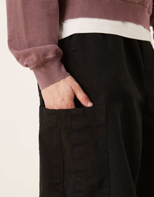 ASOS DESIGN överdimensionerade baggy cargobyxor i svart - Image 4