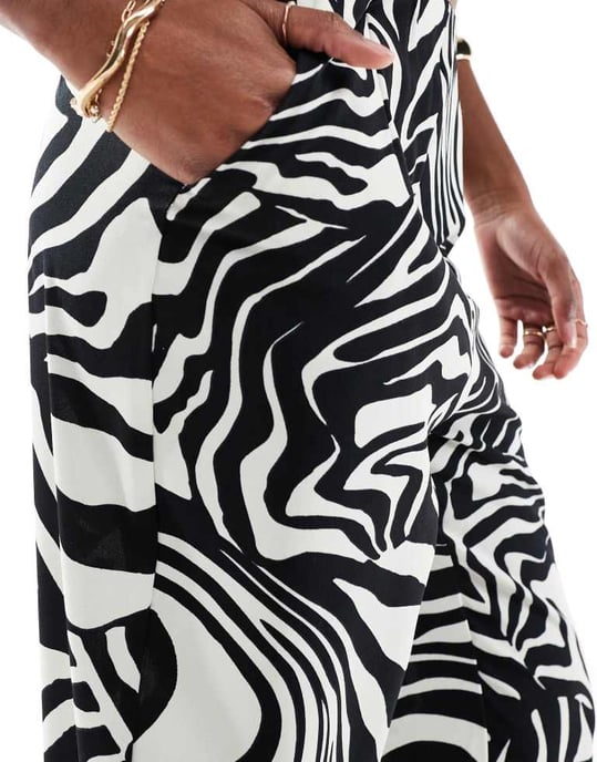 ASOS DESIGN skräddarsydda rak benbyxor co-ord i zebramönster - Image 2