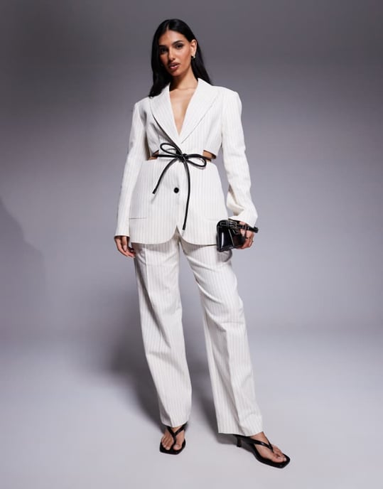 ASOS DESIGN skräddarsydda rakbenade byxor med veckdetalj i krämrandig - Image 1