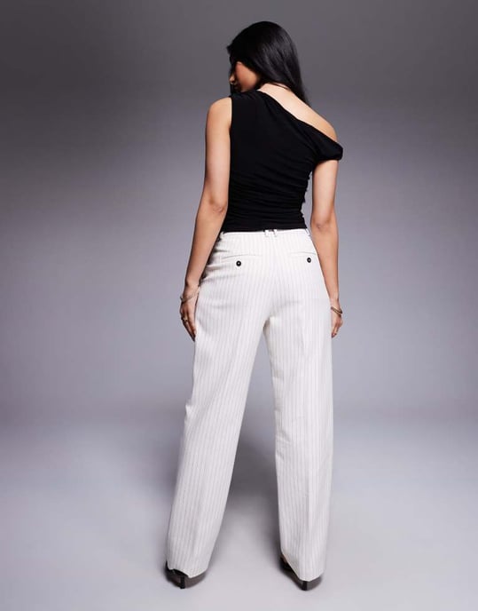 ASOS DESIGN skräddarsydda rakbenade byxor med veckdetalj i krämrandig - Image 2