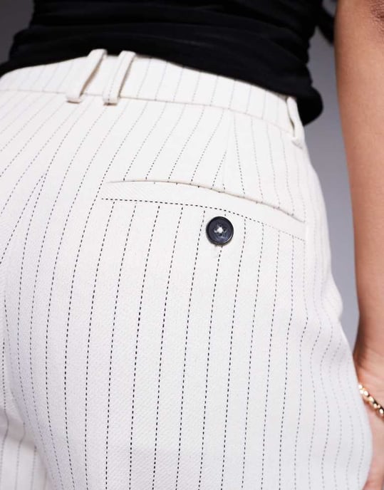 ASOS DESIGN skräddarsydda rakbenade byxor med veckdetalj i krämrandig - Image 3