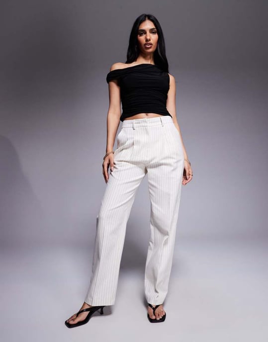 ASOS DESIGN skräddarsydda rakbenade byxor med veckdetalj i krämrandig - Image 4