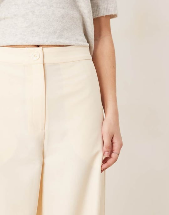 ASOS DESIGN skräddarsydda avslappnade raka byxor i smörkräm - Image 2