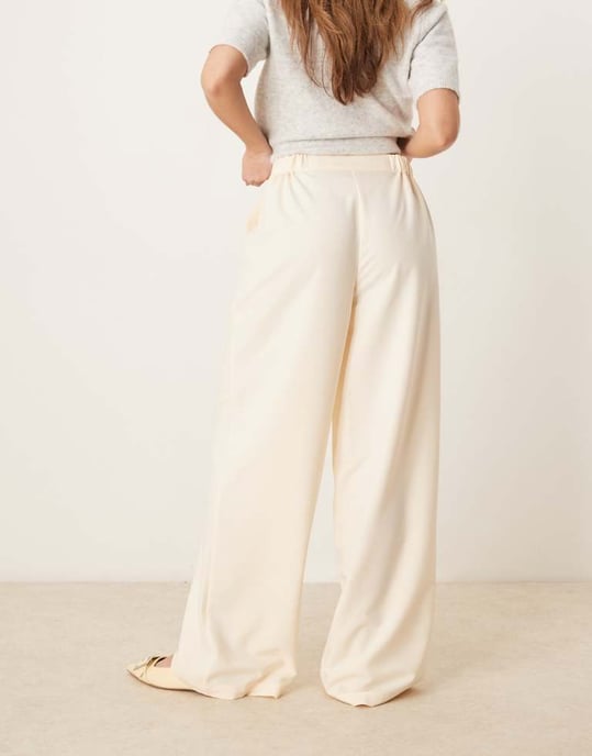 ASOS DESIGN skräddarsydda avslappnade raka byxor i smörkräm - Image 3