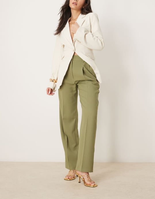 ASOS DESIGN skräddarsydda raka byxor med guldknapppärla i khaki - Image 2
