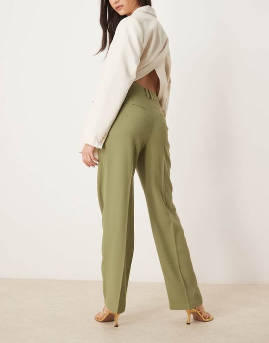 ASOS DESIGN skräddarsydda raka byxor med guldknapppärla i khaki - Image 4