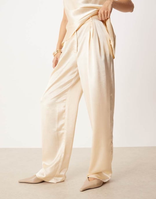 ASOS DESIGN skräddarsydda raka satinbyxor koord i elfenben - Image 2