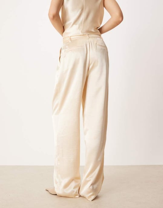 ASOS DESIGN skräddarsydda raka satinbyxor koord i elfenben - Image 3