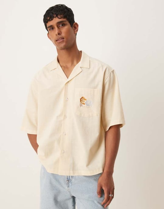 ASOS DESIGN boxig oversized skjorta med krage och bröstbroderi i beige - Image 1
