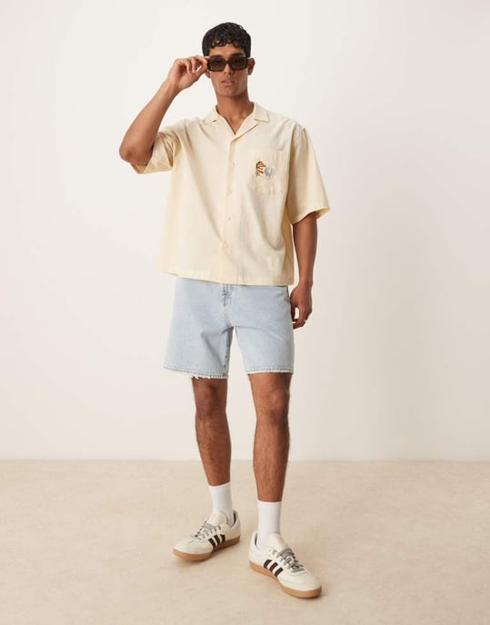 ASOS DESIGN boxig oversized skjorta med krage och bröstbroderi i beige - Image 4